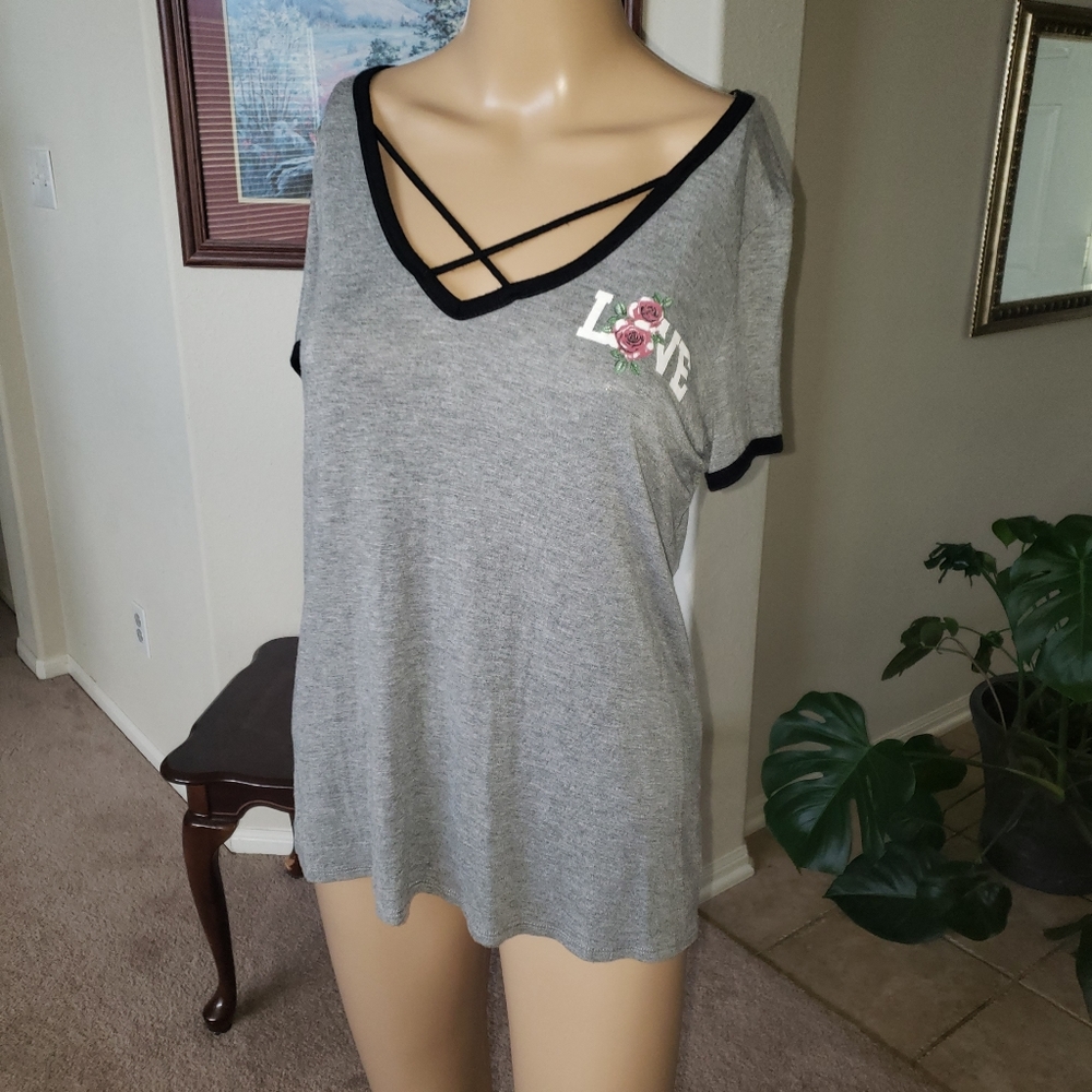 Raggs II Riches m Love & roses cage vneck graphic ringer tee